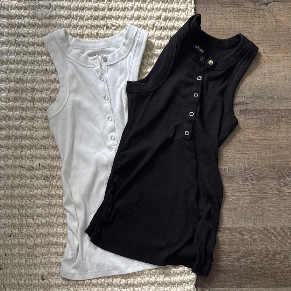 Sleeveless Black and White Button-Up Tops